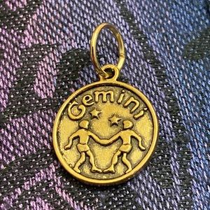 5/$10❤️❤️❤️NEW Brass Gemini Intelligent Charm
